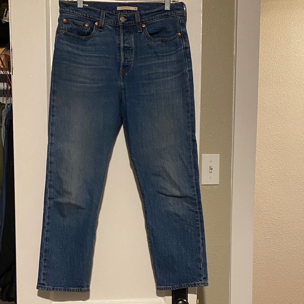 Levi’s Premium Wedgie Straight jean size 28. Excellent used condition.